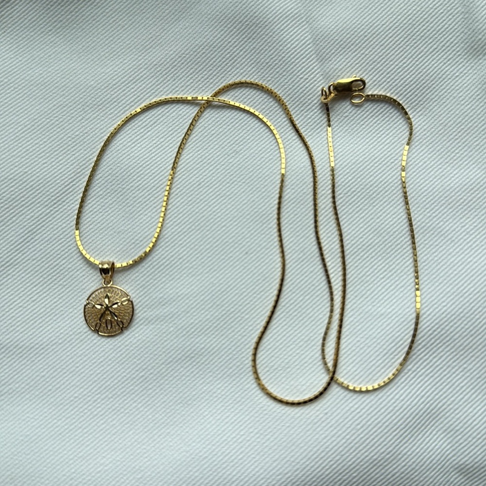 14k Gold Sand Dollar Pendant Charm - Picture 2 of 9
